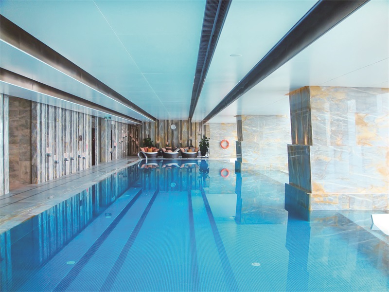 為什么全球高端酒店紛紛選擇空氣源熱泵管理泳池溫度？